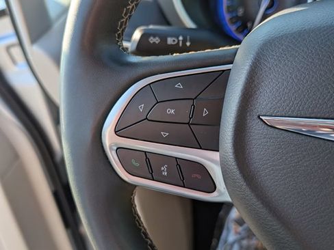 Used 2024 Chrysler Pacifica Touring-L FWD image 23