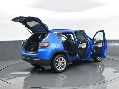 Used 2024 Jeep Compass Latitude w/ Sun and Sound Group AWD/4WD image 31
