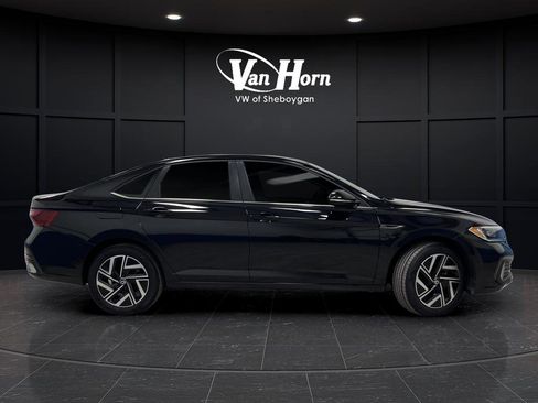 Used 2022 Volkswagen Jetta SEL image 2