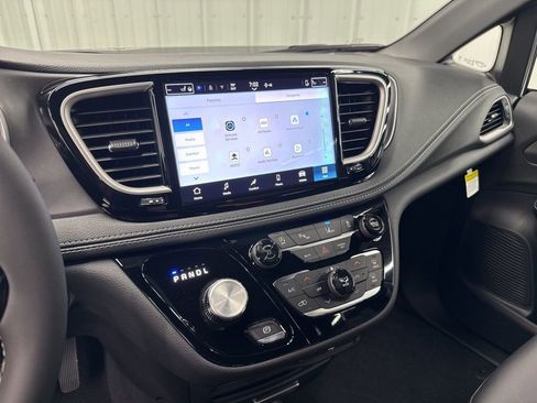 New 2026 Chrysler Pacifica Select image 22