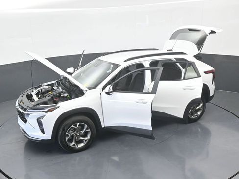 Used 2025 Chevrolet Trax LT w/ LT Convenience Package image 65