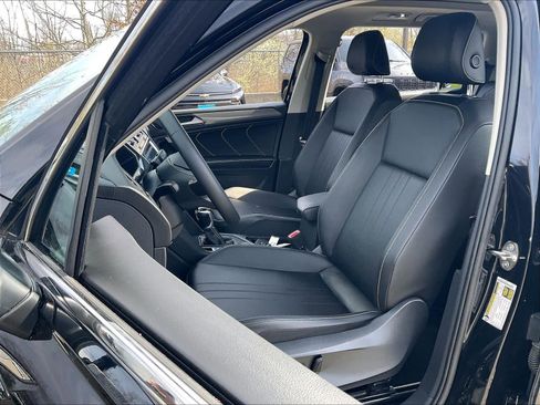 Used 2023 Volkswagen Tiguan SE image 9