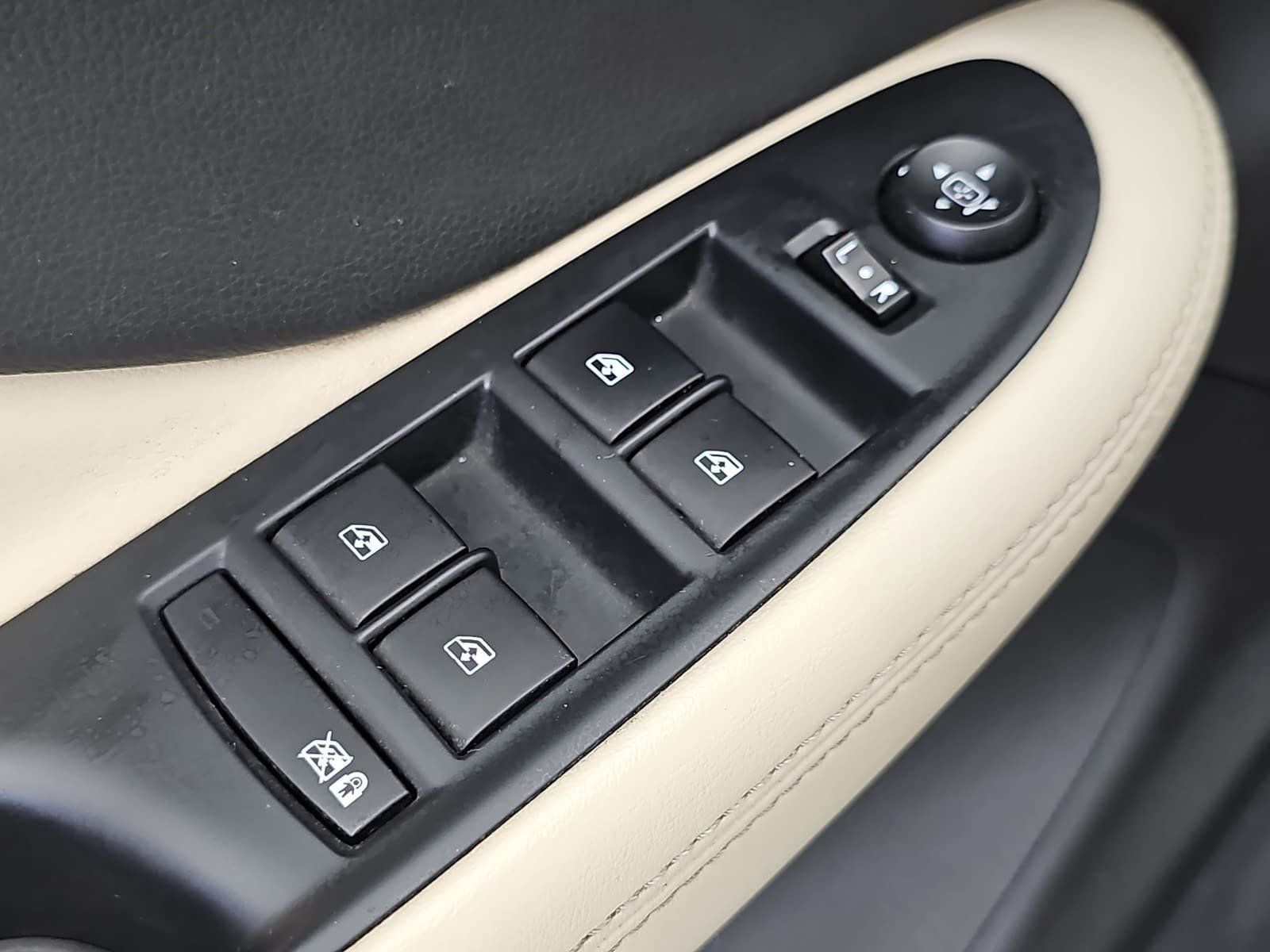 Used 2016 Buick Envision Premium AWD/4WD image 28