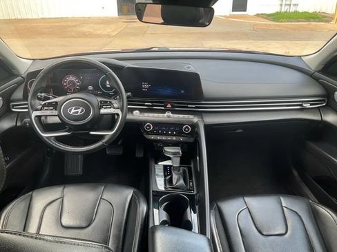 Used 2025 Hyundai Elantra Limited FWD image 4