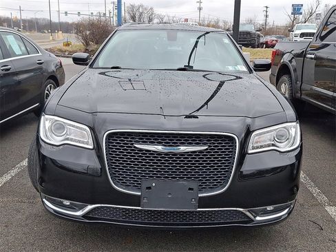 Used 2021 Chrysler 300 Touring w/ Driver Convenience Group image 2
