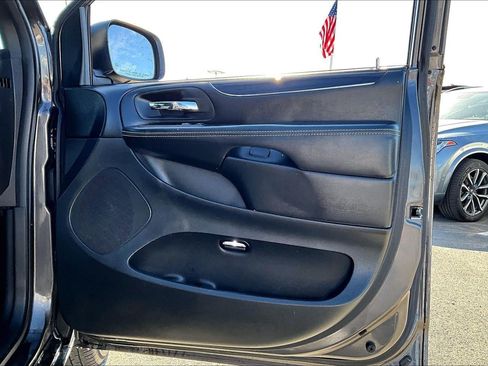 Used 2017 Dodge Grand Caravan SE FWD image 26