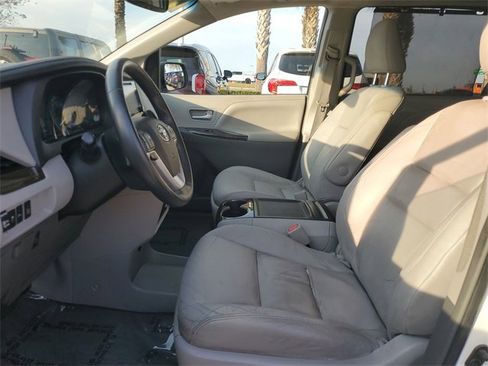 Used 2016 Toyota Sienna XLE Premium image 18