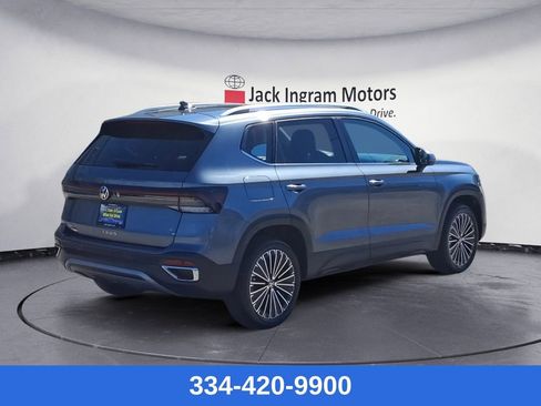 Used 2025 Volkswagen Taos SE w/ Panoramic Sunroof Package image 5