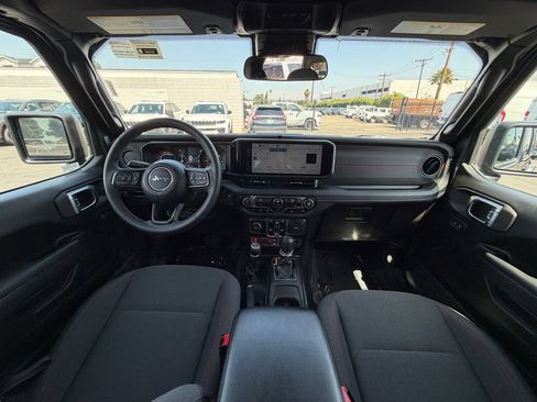 Used 2025 Jeep Wrangler Unlimited Rubicon AWD/4WD image 12