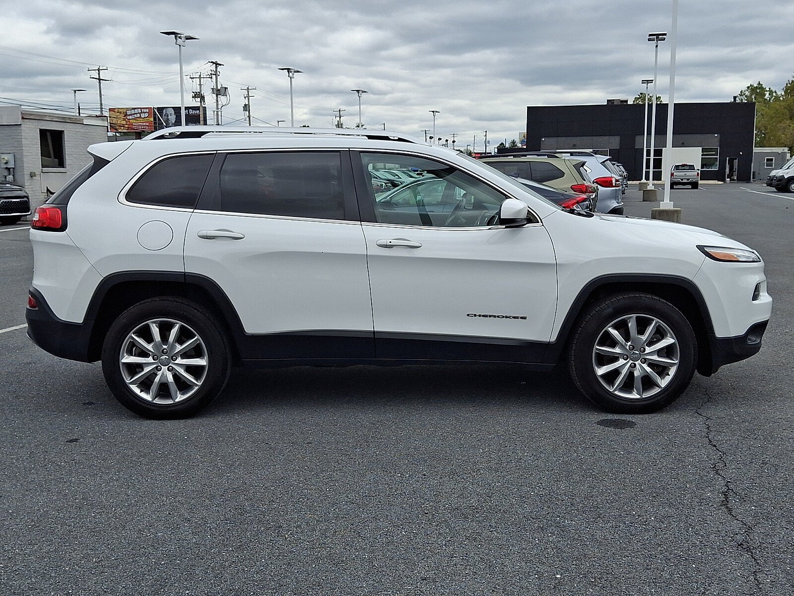 Used 2014 Jeep Cherokee Limited w/ Luxury Group AWD/4WD image 4