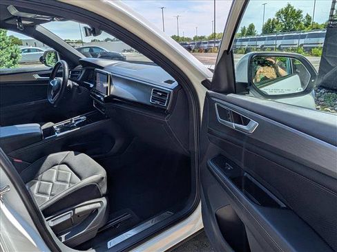 Used 2025 Volkswagen Atlas Cross Sport SE w/ Panoramic Sunroof Package AWD/4WD image 12