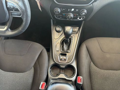 Used 2019 Jeep Cherokee Latitude w/ Popular Appearance Group image 18