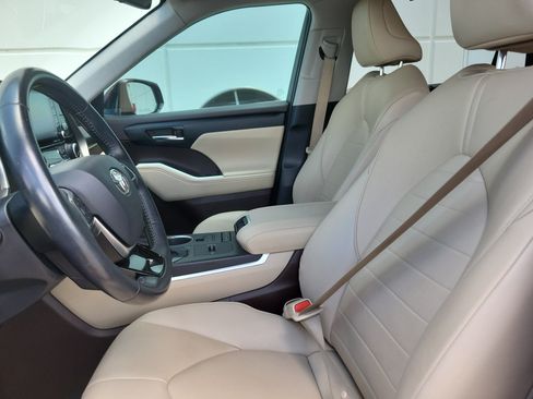 Used 2021 Toyota Highlander XLE FWD image 26