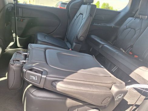 New 2027 Chrysler Pacifica Select FWD image 21