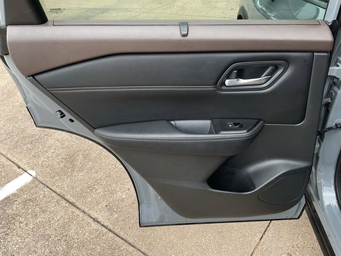 Used 2022 Nissan Rogue SL w/ SL Premium Package image 17