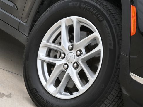 Used 2024 Jeep Grand Cherokee L Laredo w/ Luxury Tech Group I image 11