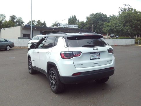Used 2025 Jeep Compass Limited AWD/4WD image 3