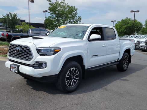 Used 2023 Toyota Tacoma TRD Sport w/ TRD Premium Sport Package AWD/4WD image 4