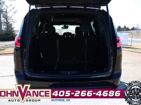 Used 2025 Chrysler Pacifica Limited image 10