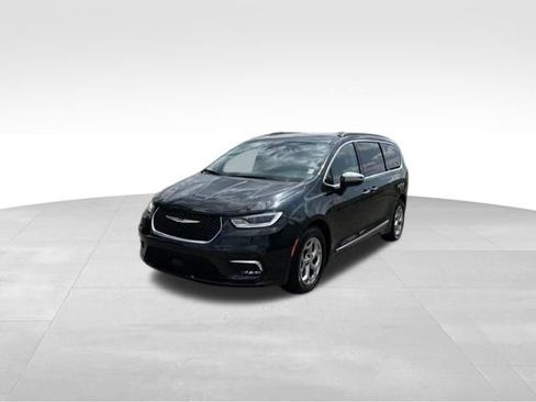 Used 2023 Chrysler Pacifica Limited FWD image 3