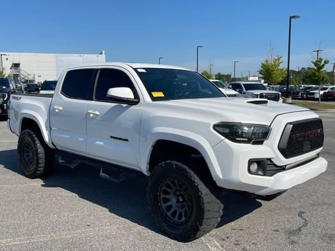 Used 2018 Toyota Tacoma TRD Sport AWD/4WD image 18