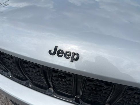 Used 2023 Jeep Grand Cherokee Altitude AWD/4WD image 9