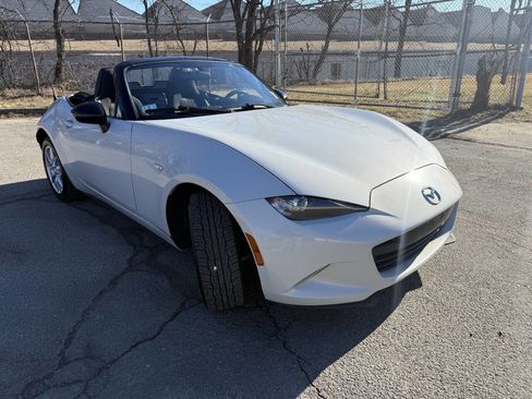 Used 2016 MAZDA MX-5 Miata Sport image 12