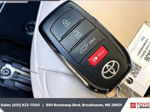 Used 2024 Toyota Highlander XLE image 9