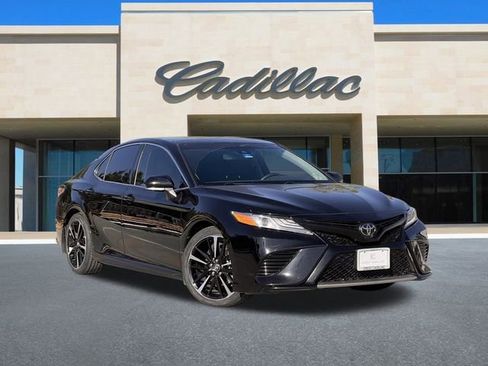 Used 2020 Toyota Camry XSE image 2