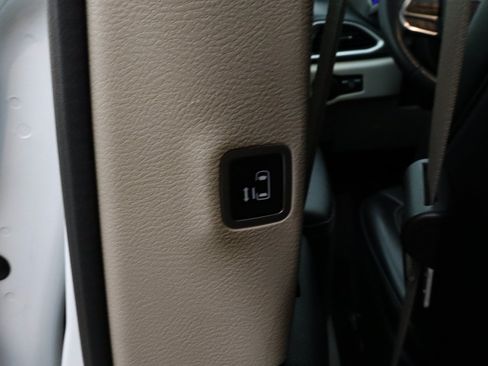 Used 2023 Chrysler Pacifica Touring-L FWD image 18