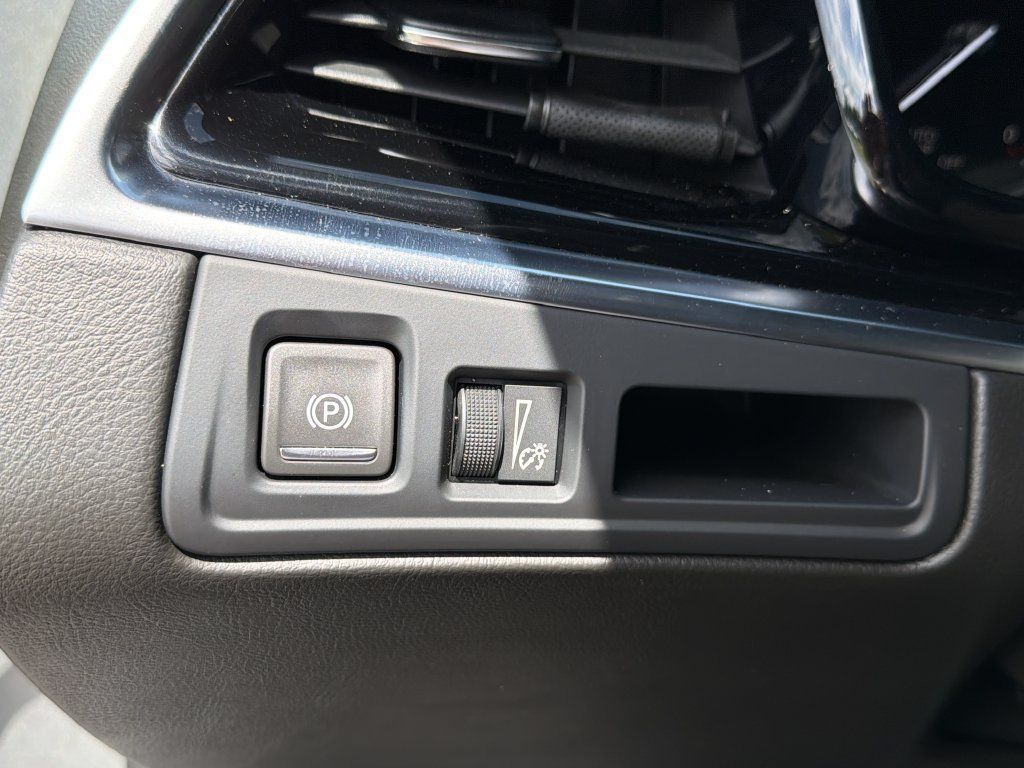 Certified 2025 Cadillac XT6 Luxury FWD image 30