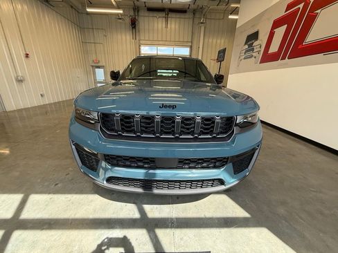New 2026 Jeep Grand Cherokee L Limited w/ Limited Altitude Package AWD/4WD image 11