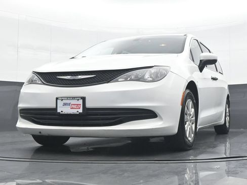 Used 2020 Chrysler Voyager L FWD image 26