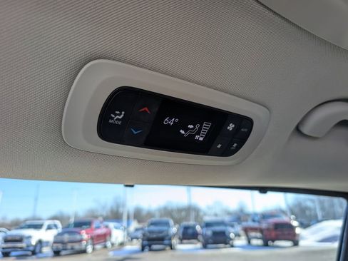 Used 2024 Chrysler Pacifica Touring-L FWD image 19