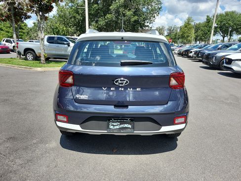 Certified 2024 Hyundai Venue Limited FWD image 4
