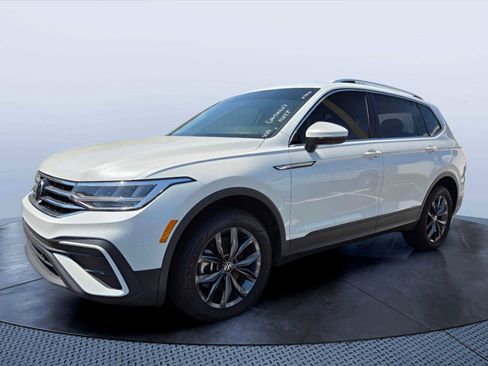 Used 2023 Volkswagen Tiguan SE image 3