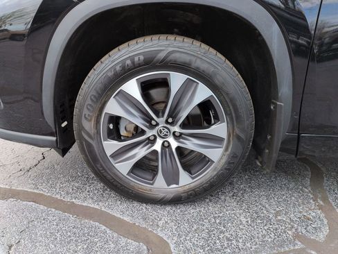 Used 2023 Toyota Highlander XLE image 27