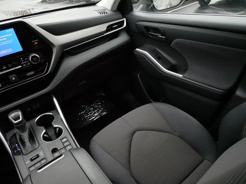 Used 2024 Toyota Highlander LE image 12