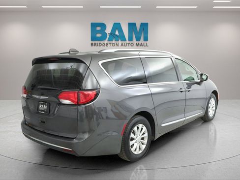 Used 2019 Chrysler Pacifica Touring-L image 2