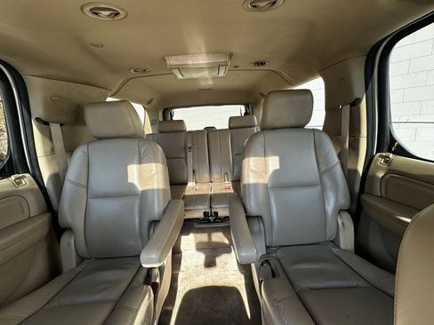 Used 2011 Cadillac Escalade ESV Premium image 20