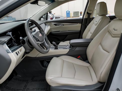 Used 2018 Cadillac XT5 Premium Luxury w/ Driver Assist Package image 3