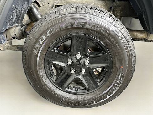 Used 2021 Jeep Gladiator Sport image 11