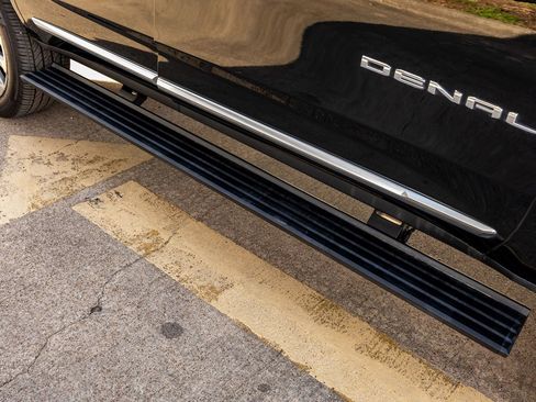 Used 2021 GMC Yukon Denali w/ Denali Ultimate Package image 12