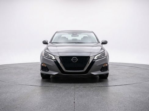 Used 2025 Nissan Altima 2.5 SV FWD image 2