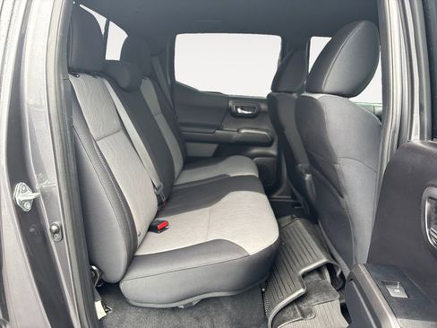 Used 2021 Toyota Tacoma TRD Sport w/ Technology Package image 11