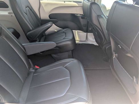 Used 2023 Chrysler Pacifica Touring-L AWD/4WD image 30