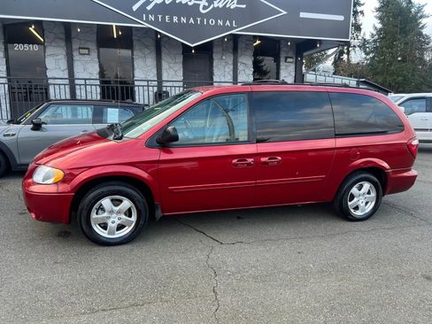 Used 2005 Dodge Grand Caravan SXT w/ Premium Group image 2