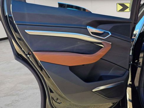 Used 2022 Audi e-tron Premium Plus w/ Premium Plus Package image 25