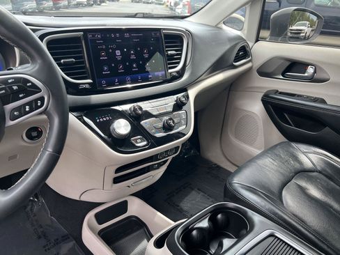 Used 2022 Chrysler Pacifica Touring-L FWD image 35