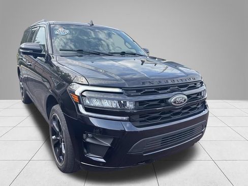 Used 2023 Ford Expedition Limited AWD/4WD image 3